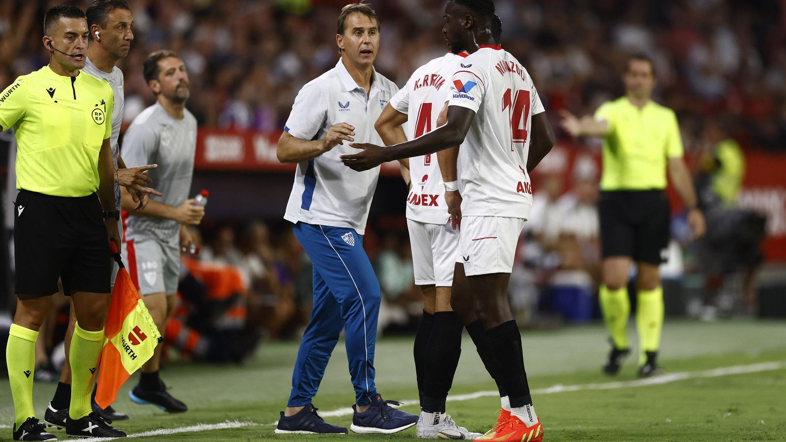 Lopetegui da instrucciones a Rekik y Nianzou.