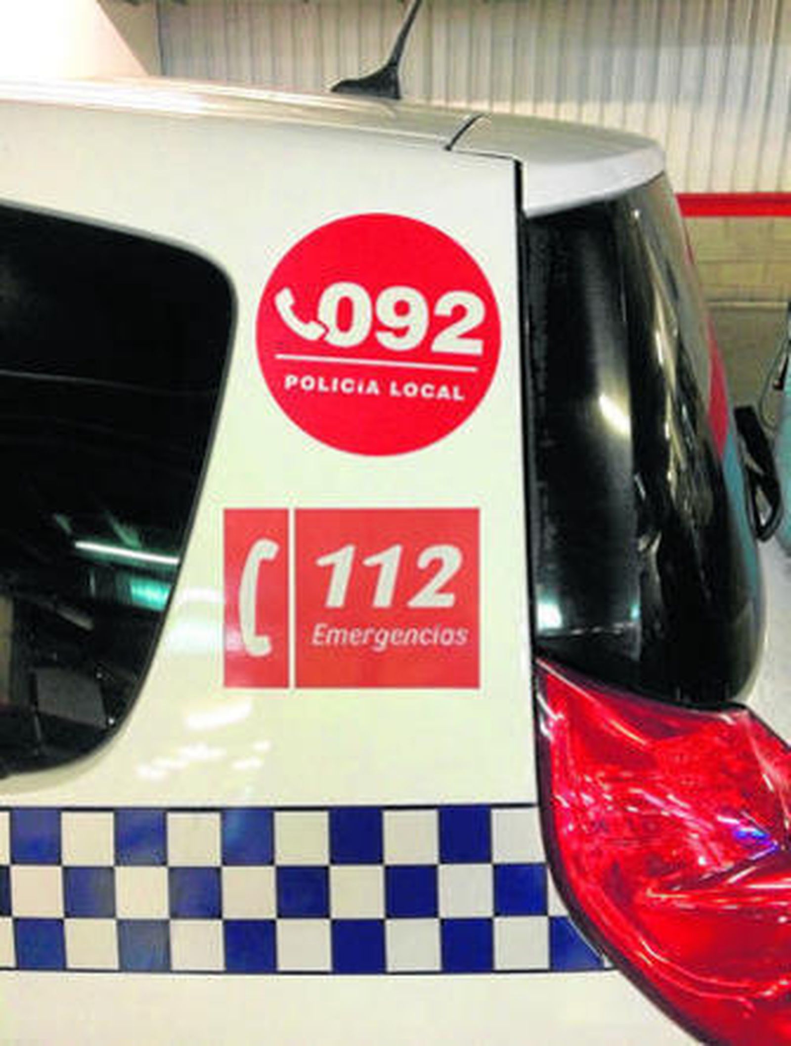 Un patrullero de la Policía, ya rotulado con el 092 y el 112.