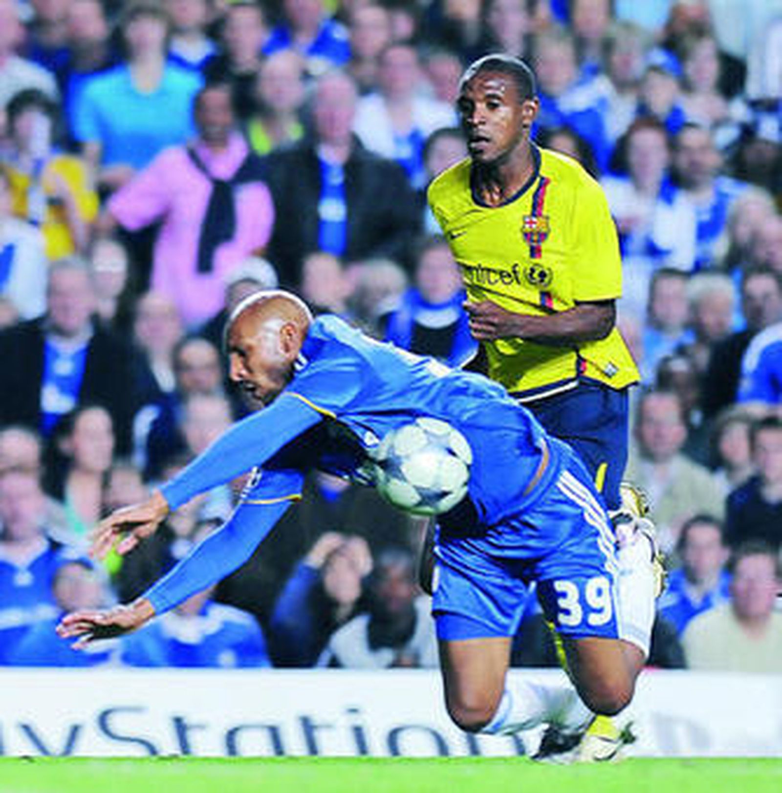 Abidal tropieza con Anelka y es expulsado.