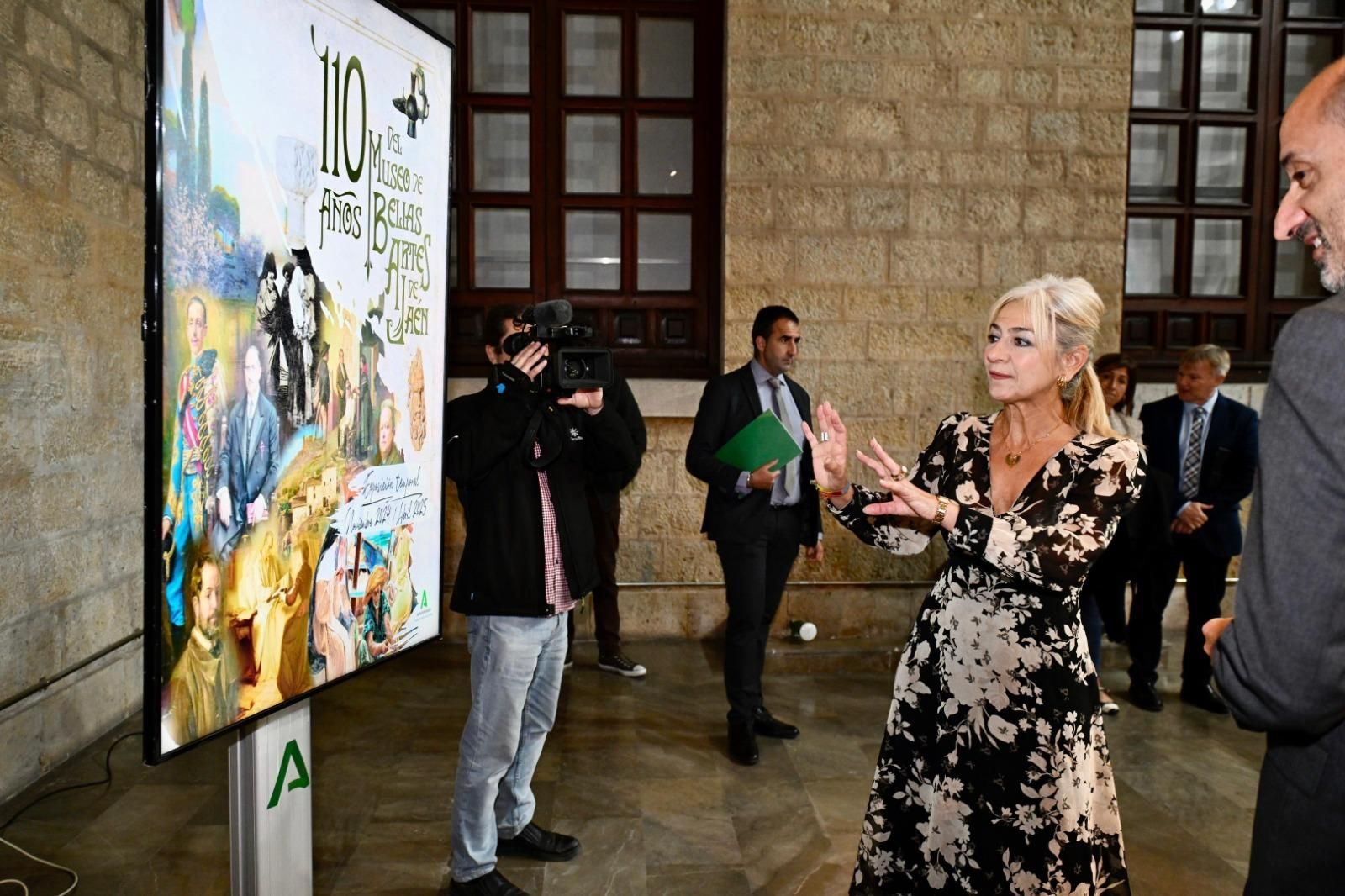 La consejera de Cultura, junto al director del museo.