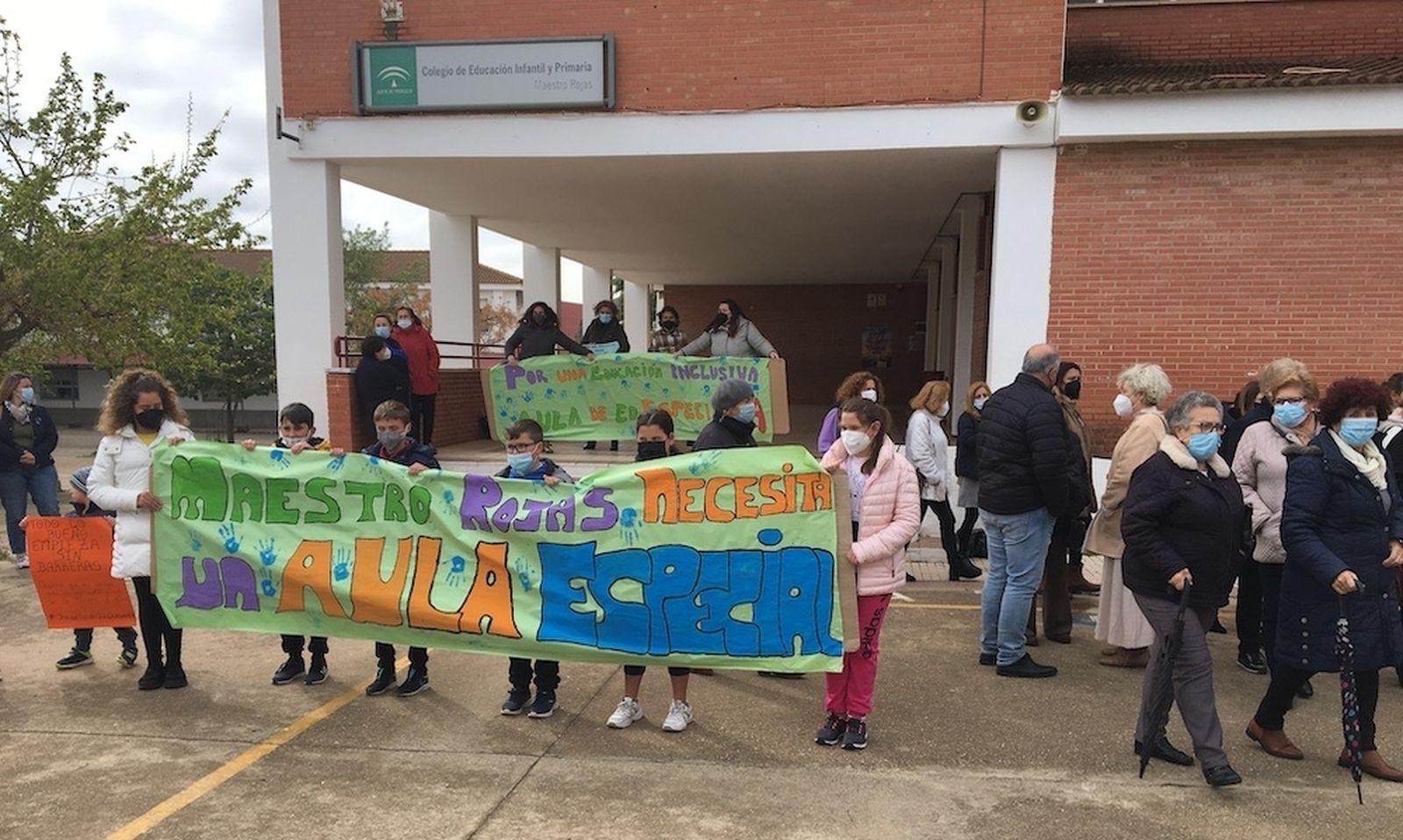 Concentración en su colegio de Nerva.