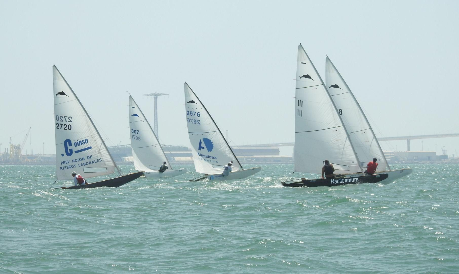 Las clases de vela ligera y los patines, protagonistas en el inicio de las regatas