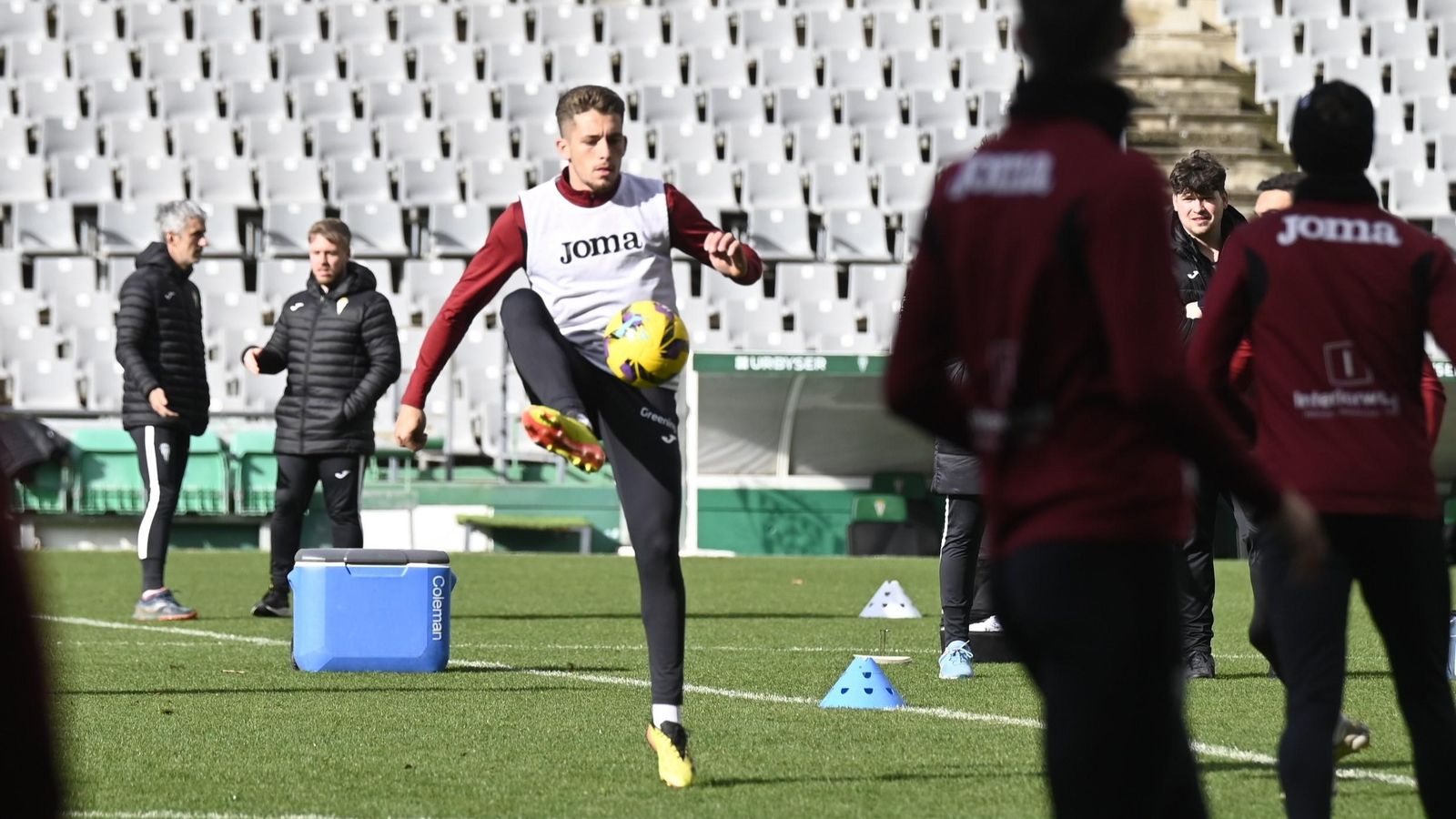 Isma Ruiz golpea el balón en el último entrenamiento del Córdoba CF.