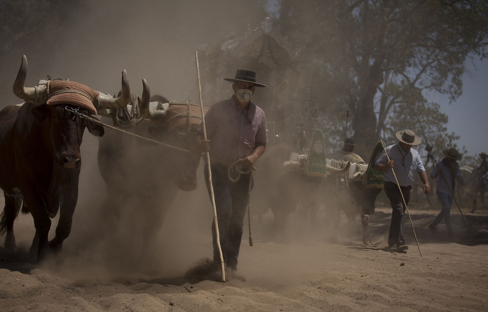 El paso de hermandades del Rocío por la Raya Real