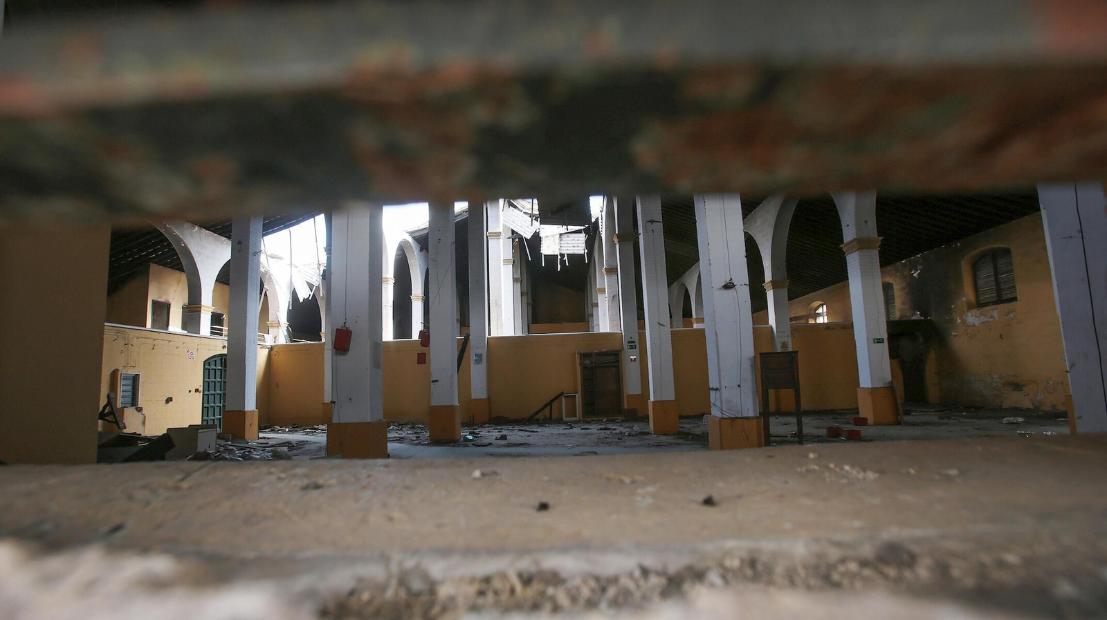 Imagen de un casco de bodega en el entorno de Díez Mérito con el cielo a la vista tras ser robadas vigas y hasta tejas.