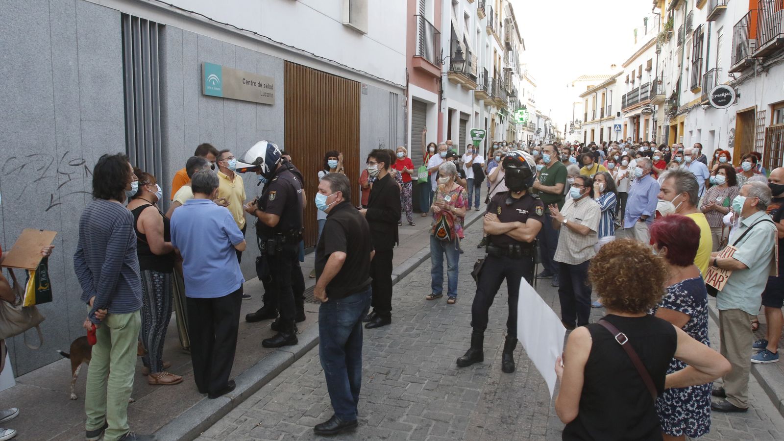 Agentes de la Policía Nacional piden el DNI a varios asistentes a la concentración.