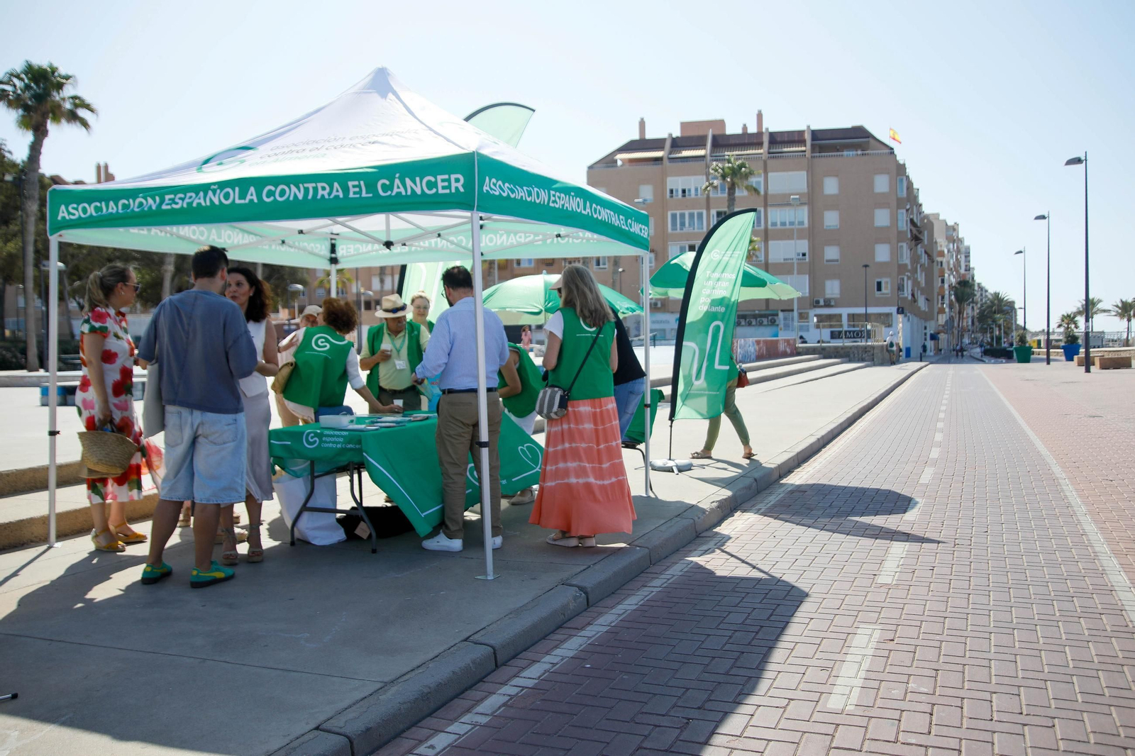 Las imágenes de la carpa informativa sobre prevención del cáncer de piel en Almería