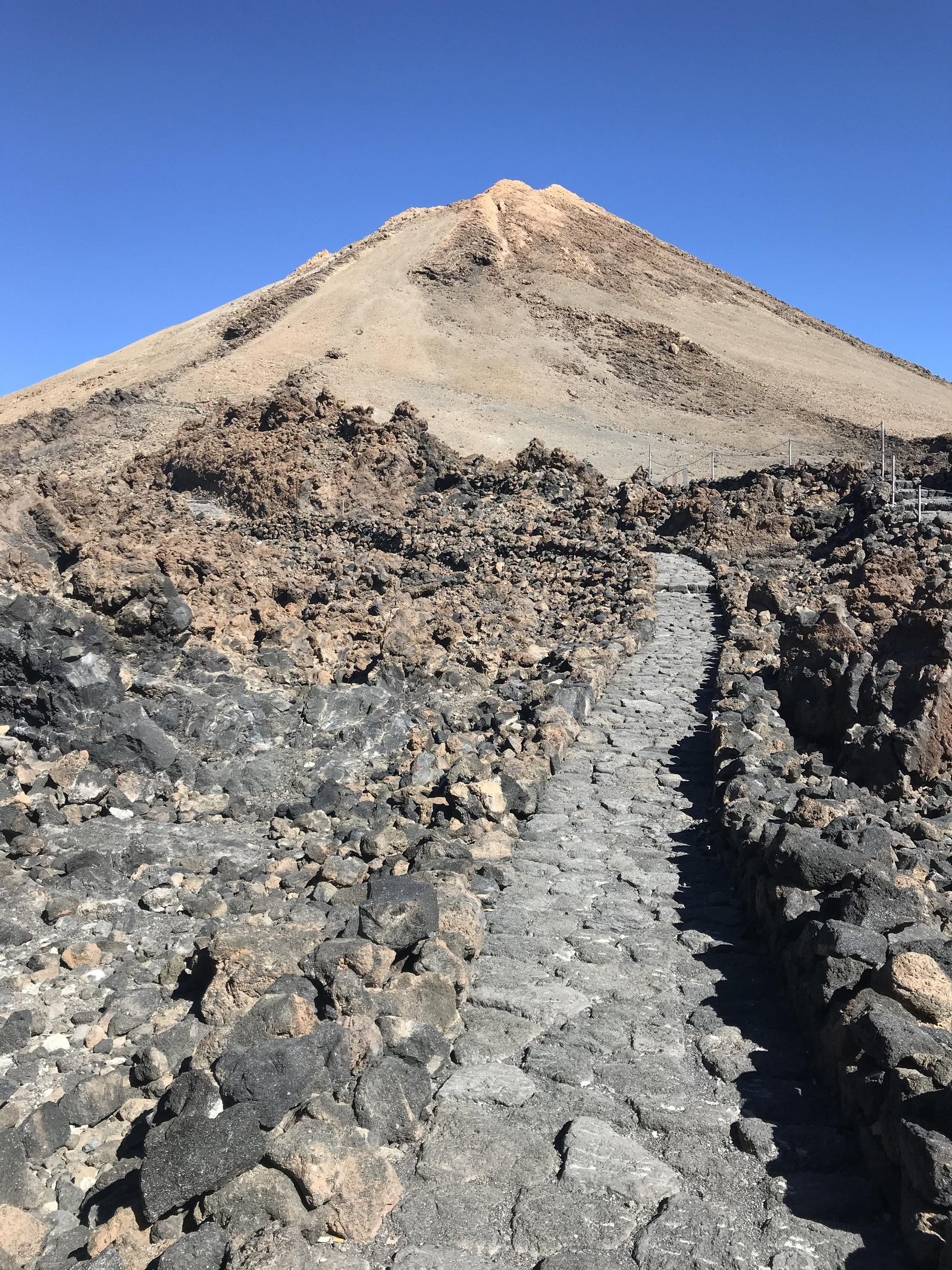 13. Con un permiso especial se puede subir hasta la cima del Teide.