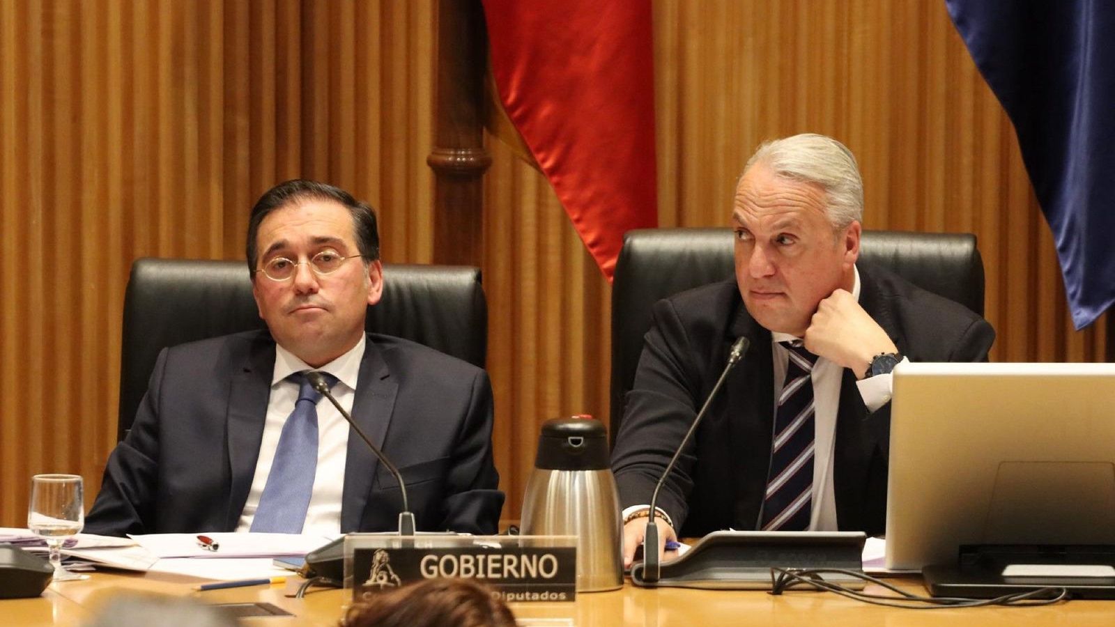 Juan Carlos Ruiz Boix preside una de las sesiones de la Comisión de Exteriores del Congreso junto al ministro José Manuel Albares.