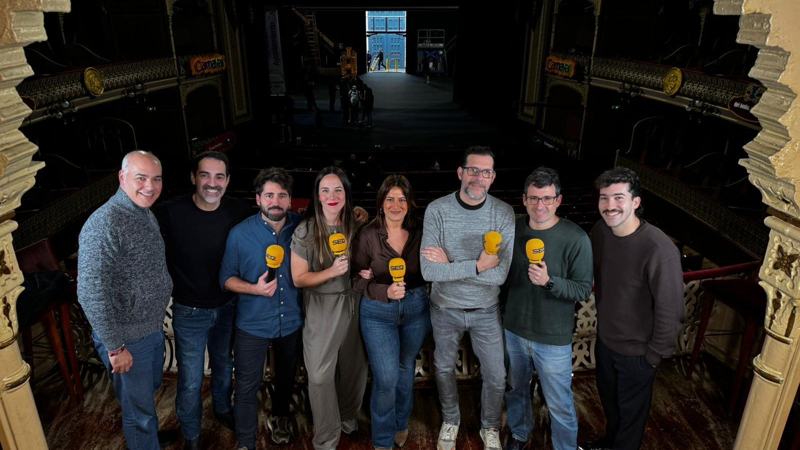 Foto de familia del equipo de profesionales de Radio Cádiz de la Cadena SER para las retransmisiones del COAC.