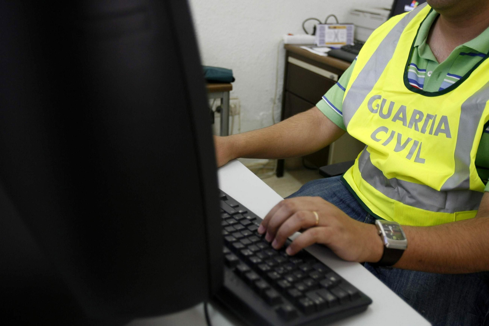 Imagen de archivo de un agente de delitos informáticos de la Guardia Civil