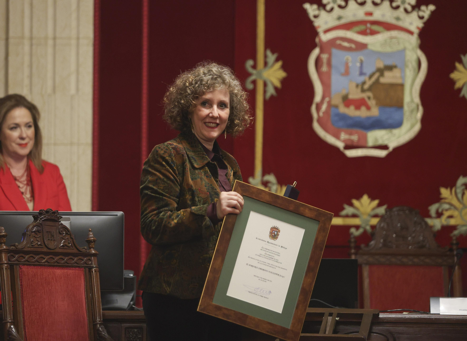 La nieta de Smerdou recibe la medalla de la ciudad.