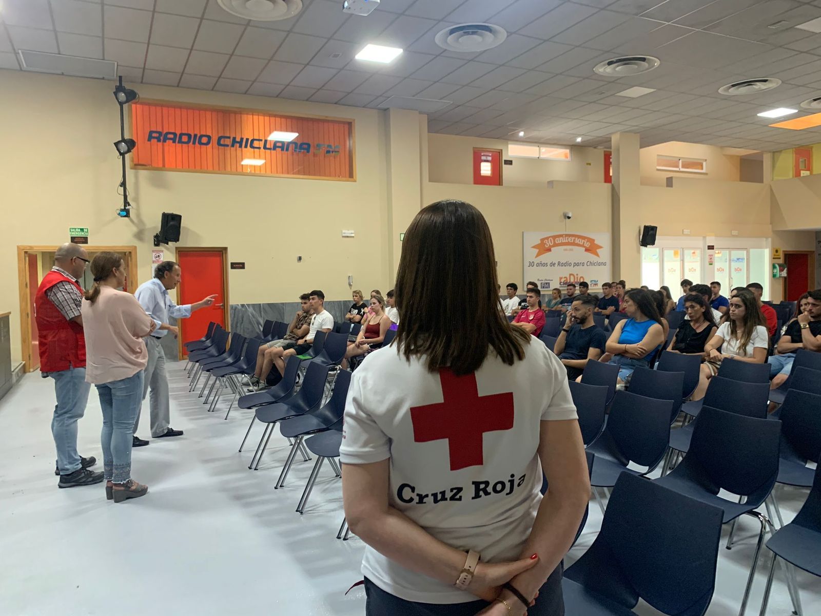 El alcalde. José María Román, durante su visita a la primera jornada de formación de los socorristas.