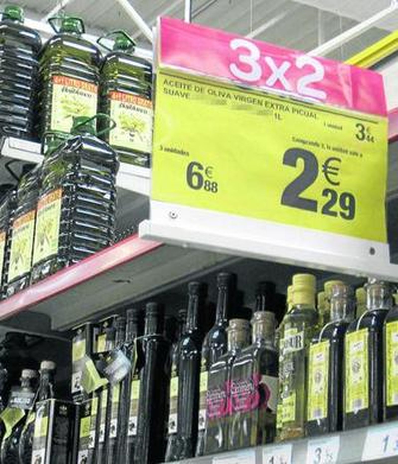 Surtido de aceites de distintas marcas en un supermercado y anuncio de oferta promocional.