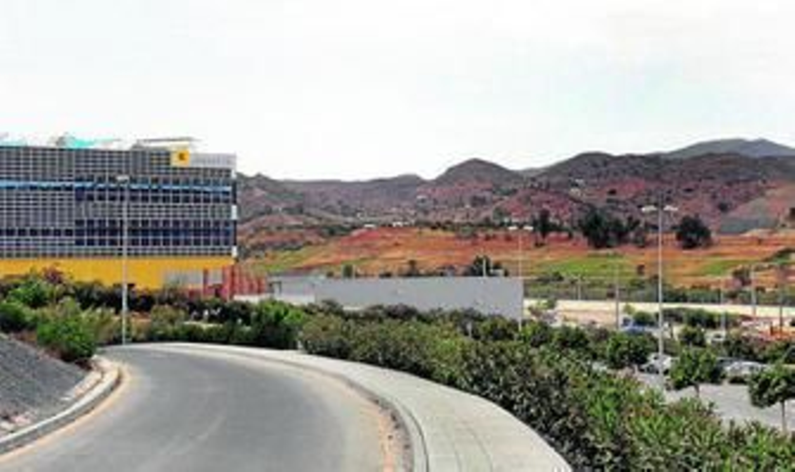 Vista de parte de la fábrica de Isofotón y, a su derecha, el aparcamiento donde se instalarán las marquesinas solares. Vista de parte de la fábrica de Isofotón y, a su derecha, el aparcamiento donde se instalarán las marquesinas solares.