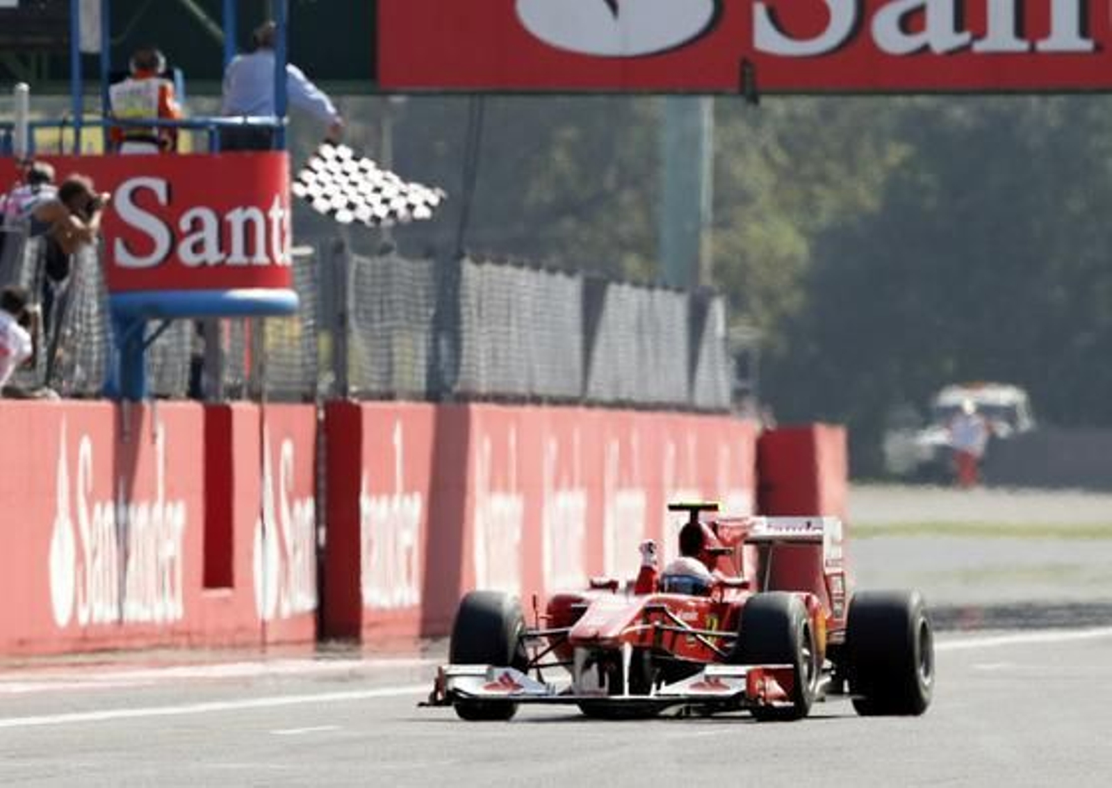 Alonso entra en meta. / Reuters
