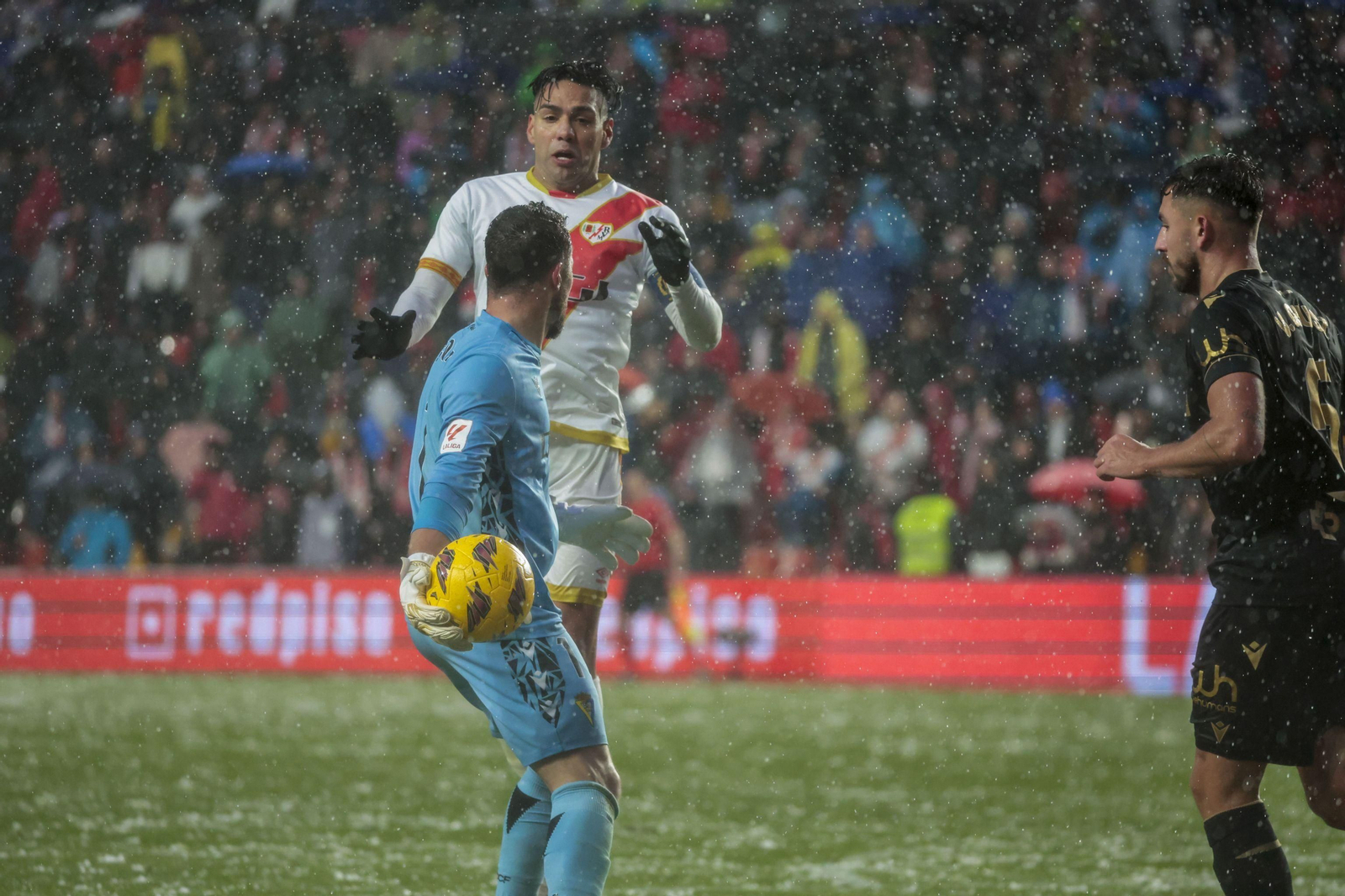 Ledesma se dispone a sacar el balón ante Falcao en el Rayo - Cádiz CF.