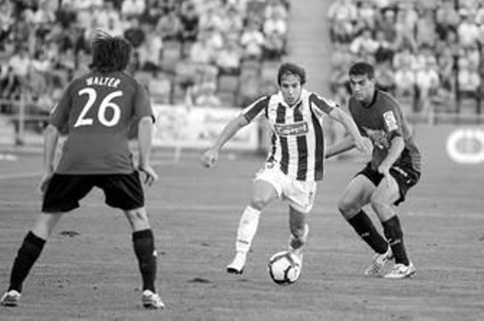 Cámara conduce el balón en el partido ante el Nástic de Tarragona.