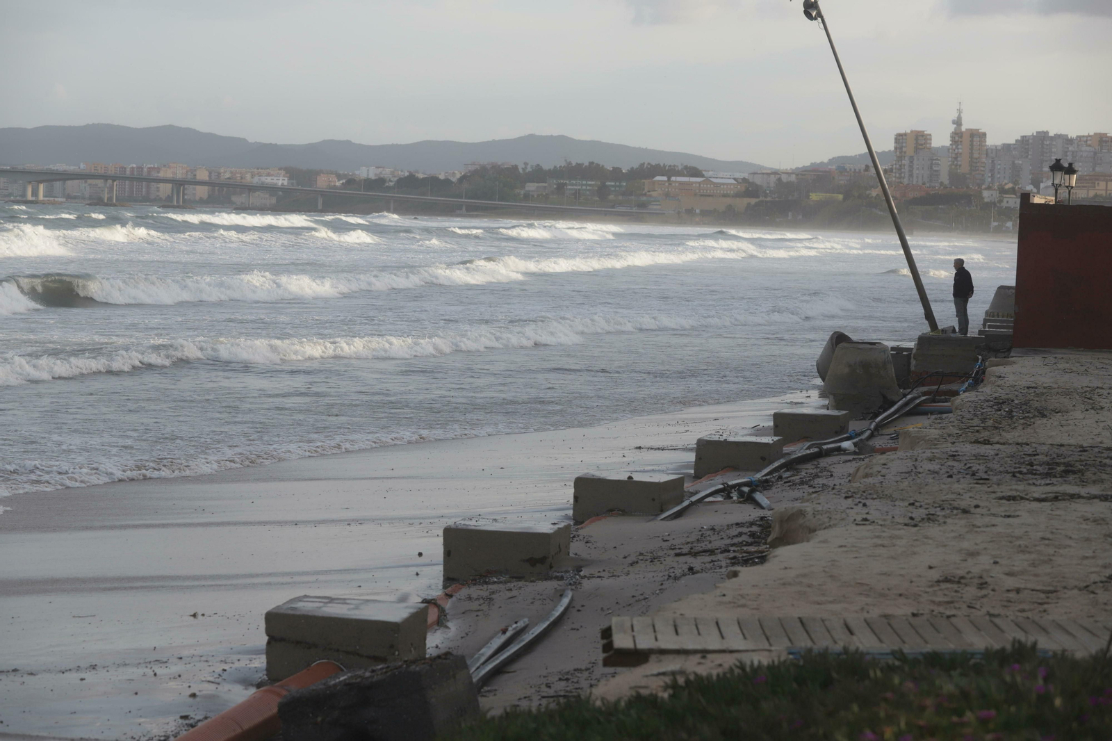 Tuberías a la vista en la playa algecireña de El Rinconcillo tras un temporal.