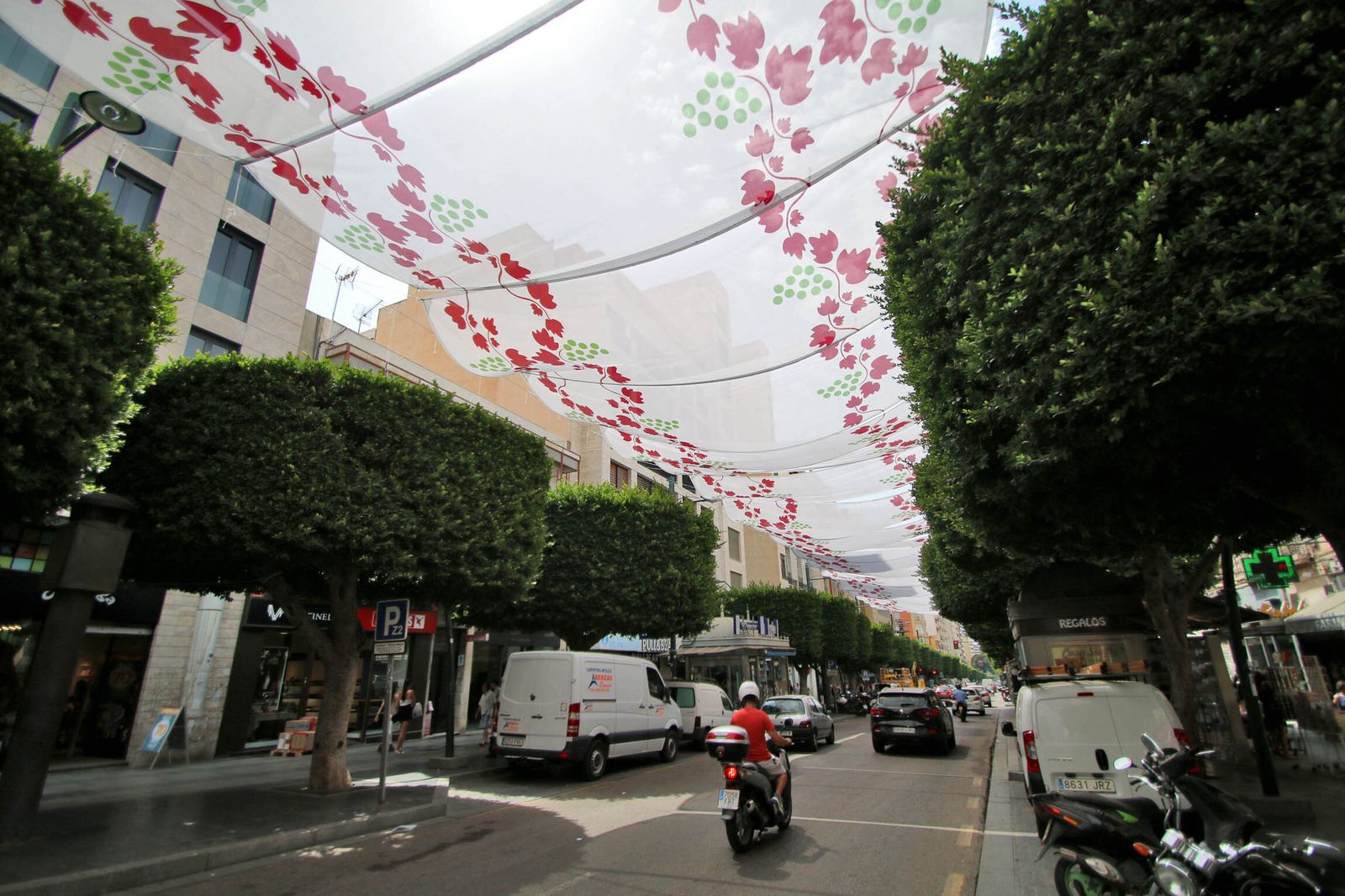 Entoldado del Paseo de Almería con motivo de la Feria