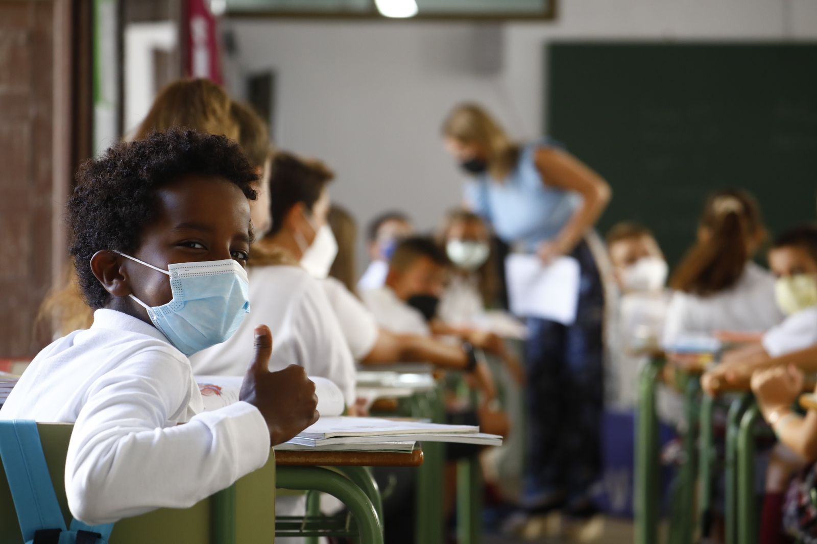 Alumnos del colegio La Inmaculada de Córdoba en su regreso a las aulas.