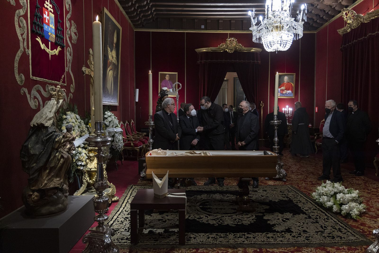 El velatorio del cardenal Carlos Amigo en el Palacio Arzobispal.
