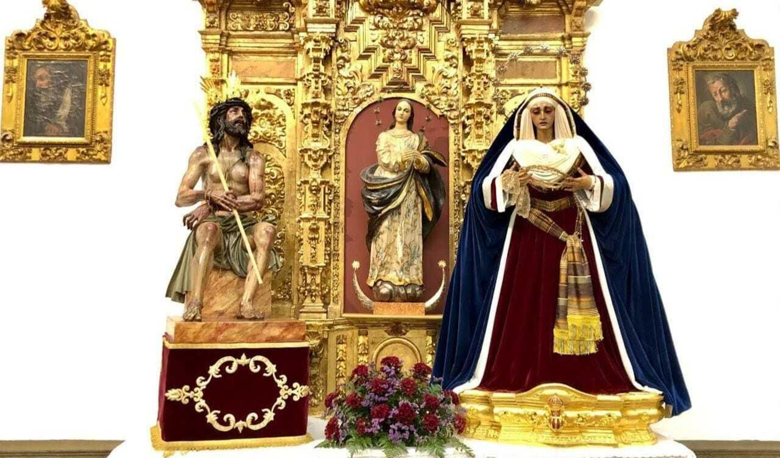 Los titulares de la cofradía del Zumbacón, en la Iglesia de la Merced.