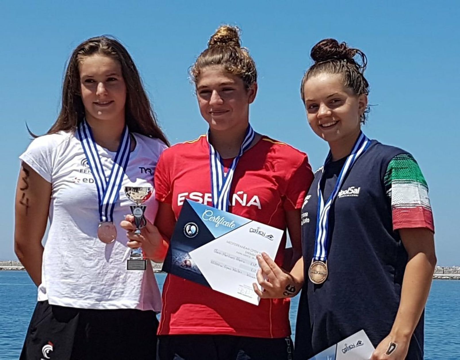 María Claro, en el centro, en un torneo anterior.