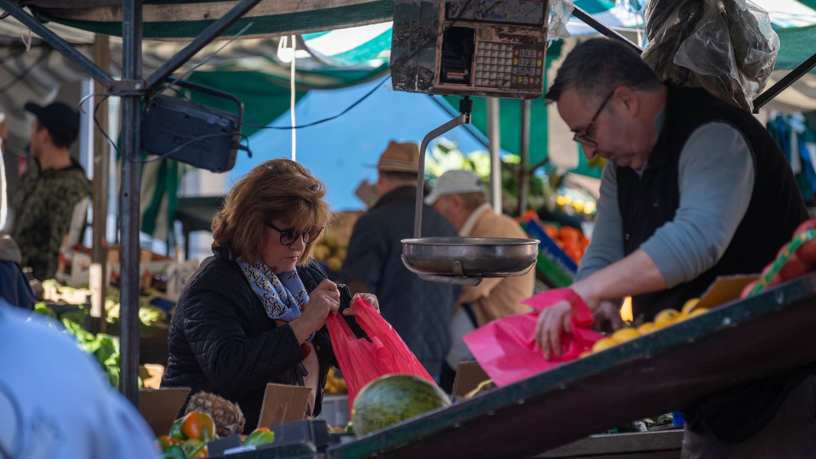 De compras para las cenas de Navidad en el mercado Ingeniero Torroja