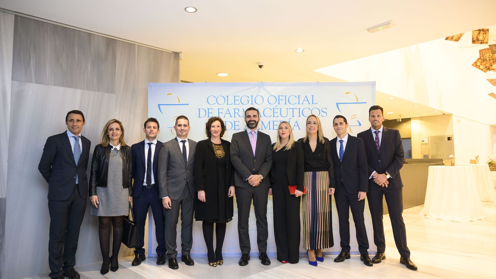 Autoridades con la Junta de Gobierno.