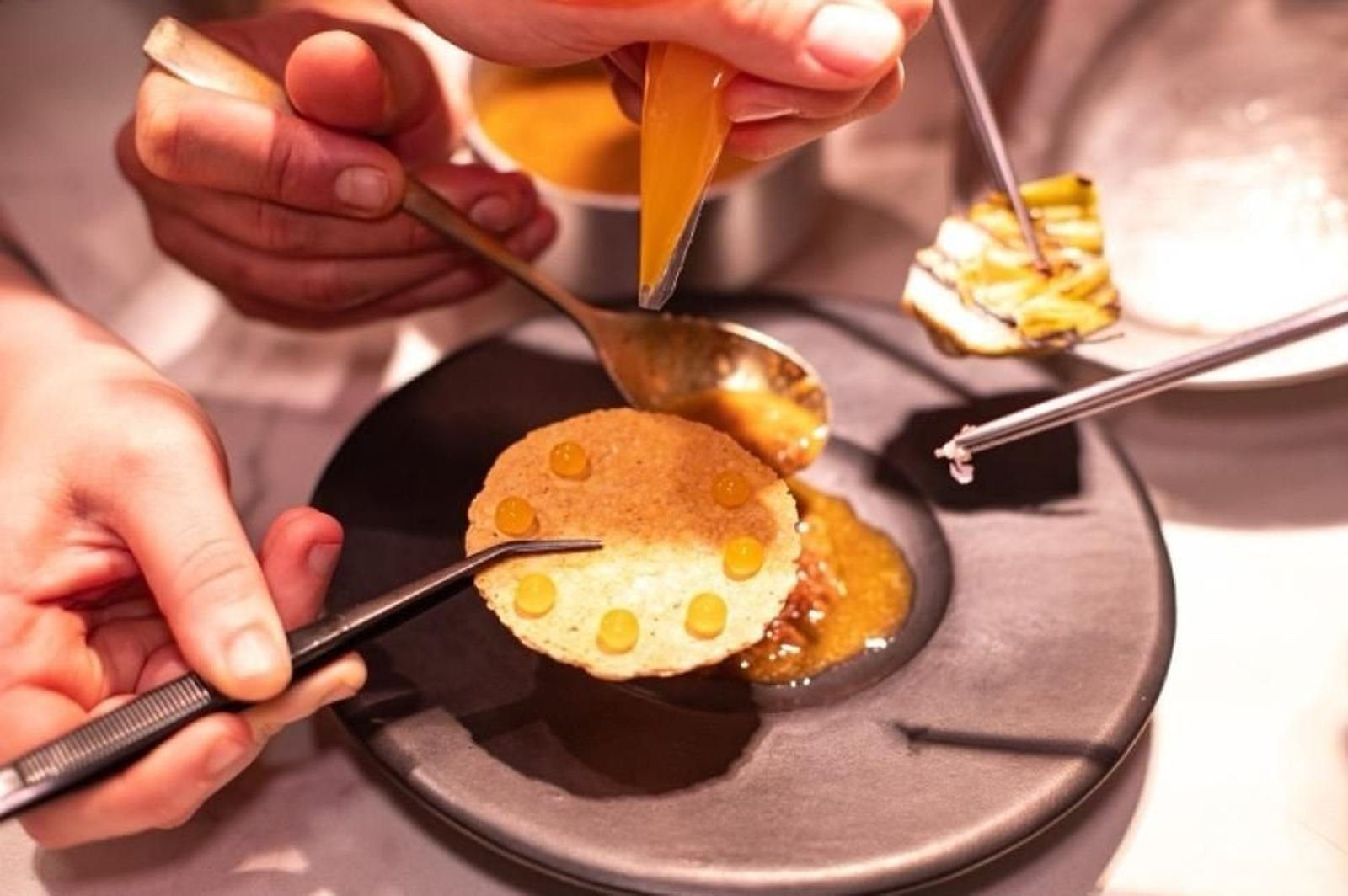 Chefs terminando uno de los platos de Faralá