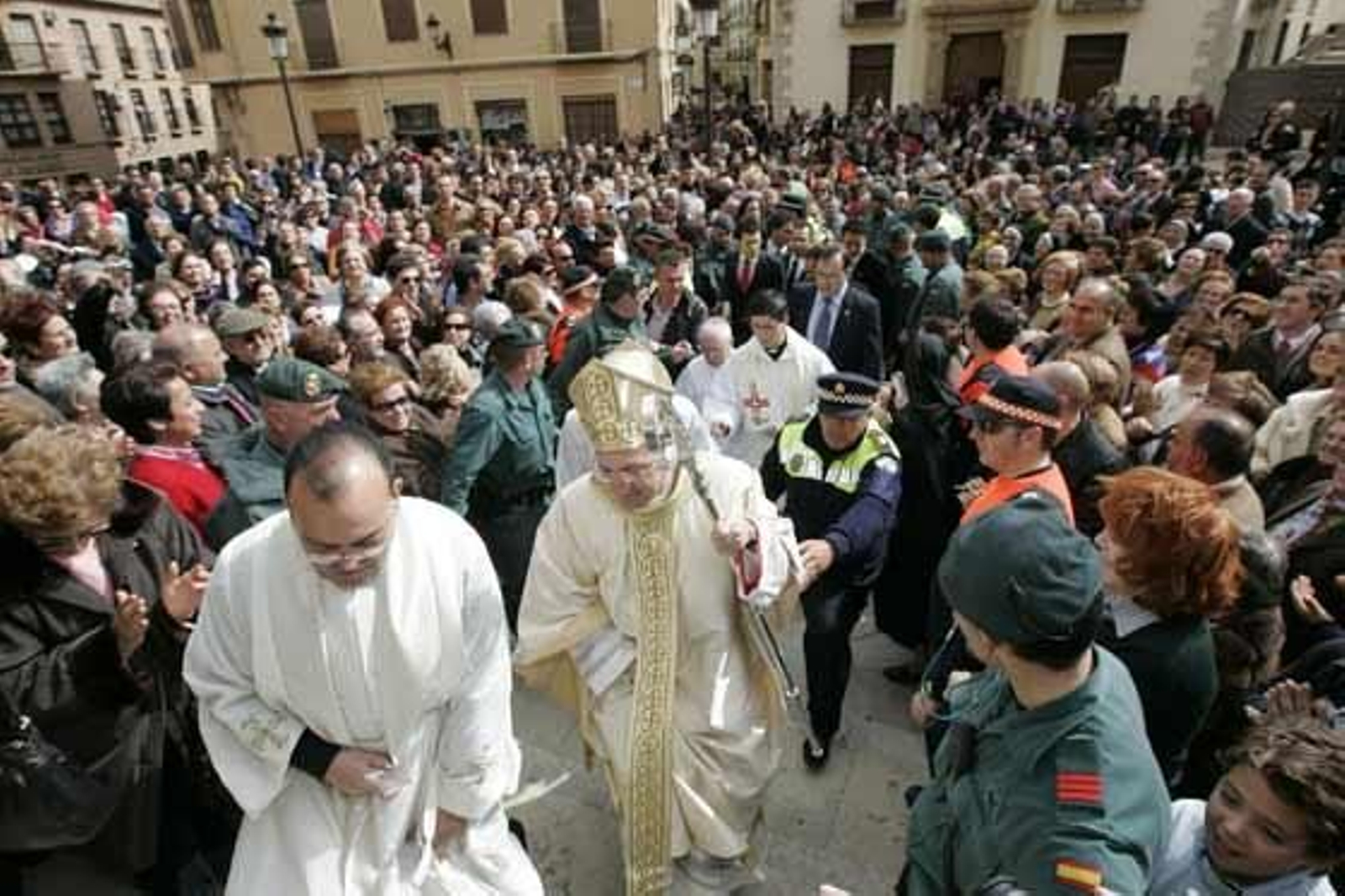 La comitiva llega a la Plaza de las Palomas de Guadix, abarrotada de público.

Foto: Javier Alonso
