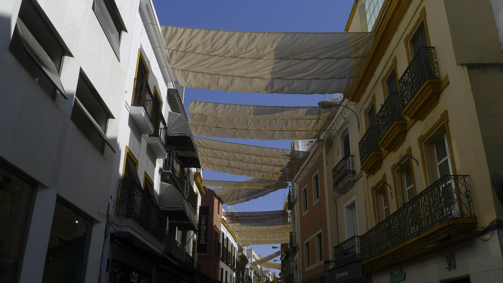 Toldos instalados en la calle Sierpes, en una imagen de archivo