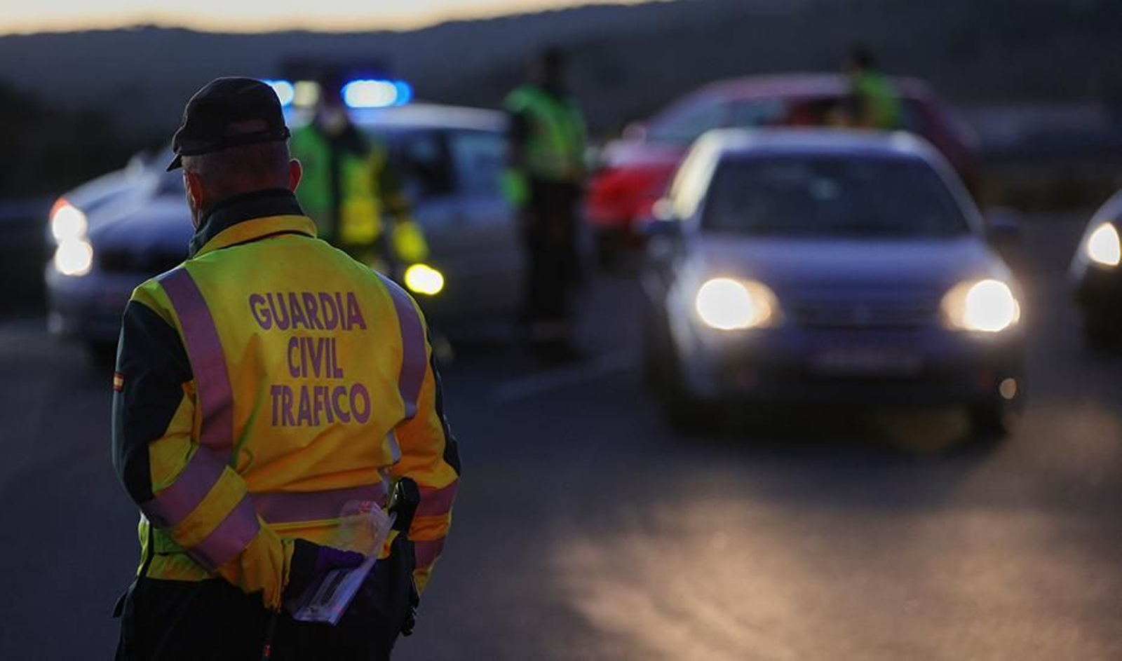 Un agente de la Guardia Civil durante un control de tráfico