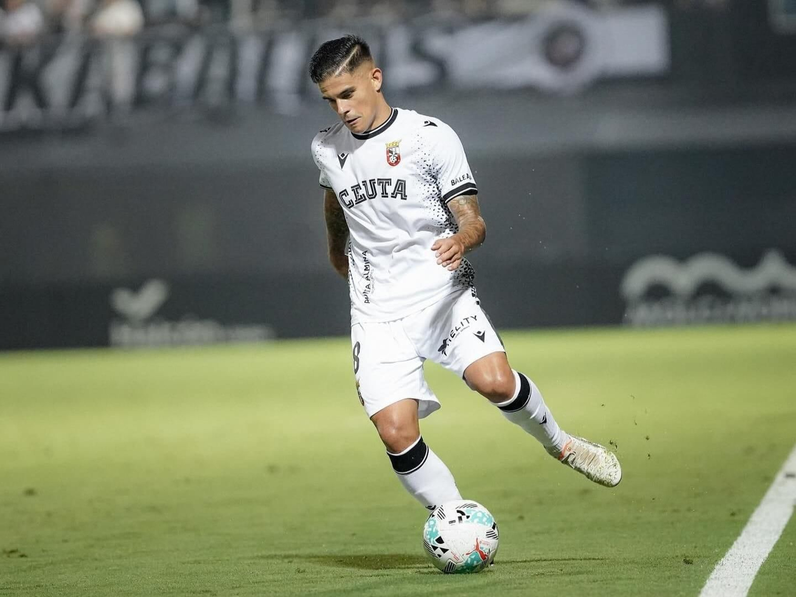 Kuki Zalazar pasa el balón en un partido con el Ceuta.