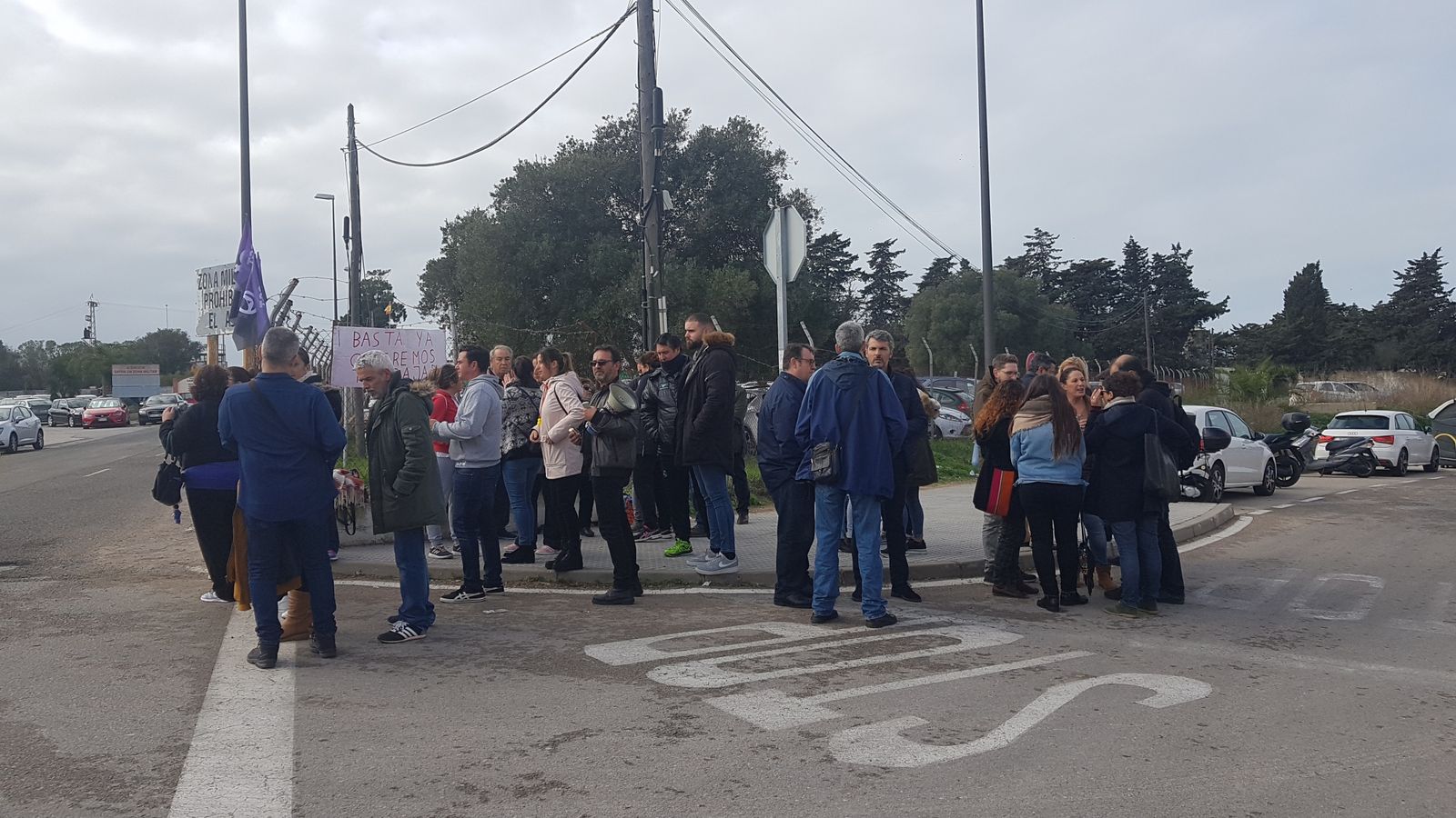Protesta de los trabajadores de los cuarteles de Camposoto y del Campo de Gibraltar, en San Fernando.
