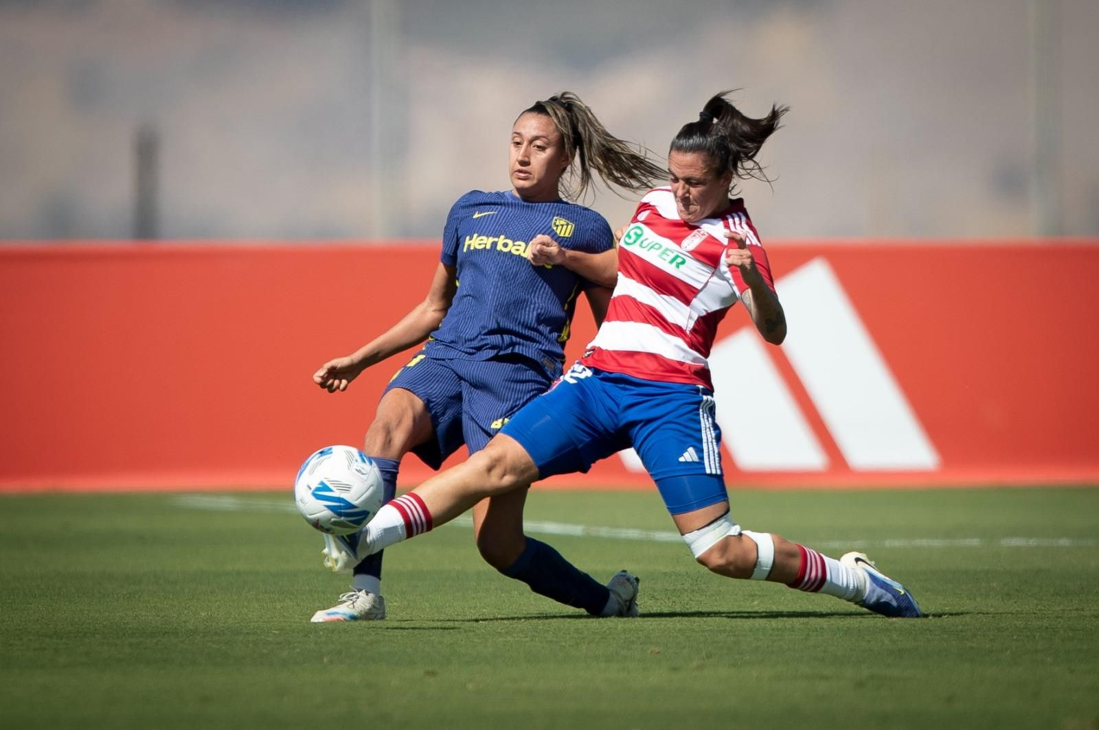 Imagen del duelo entre el Granada Femenino y el Atlético de Madrid