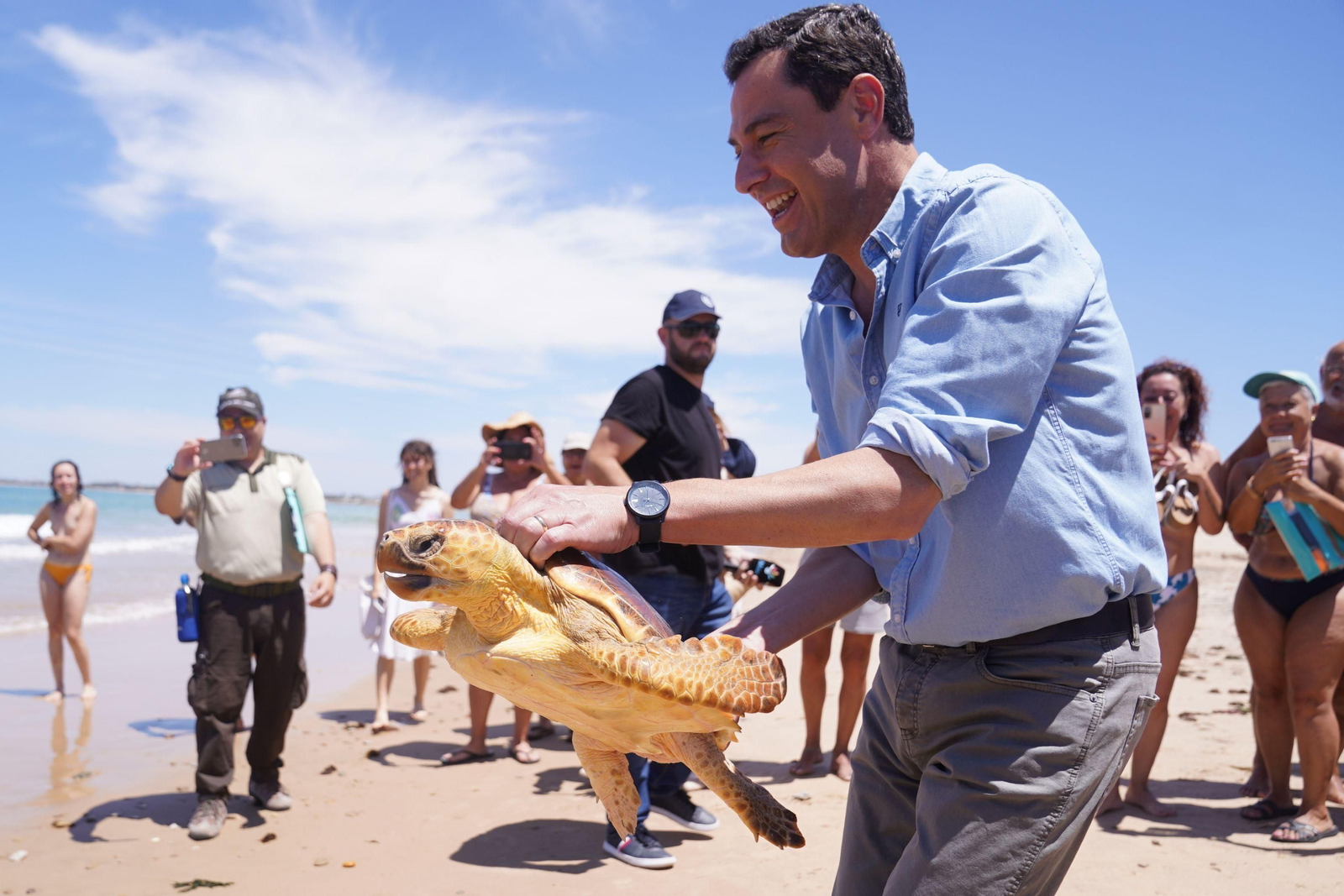 Juanma Moreno participa en la suelta de tortugas boba en Rota.