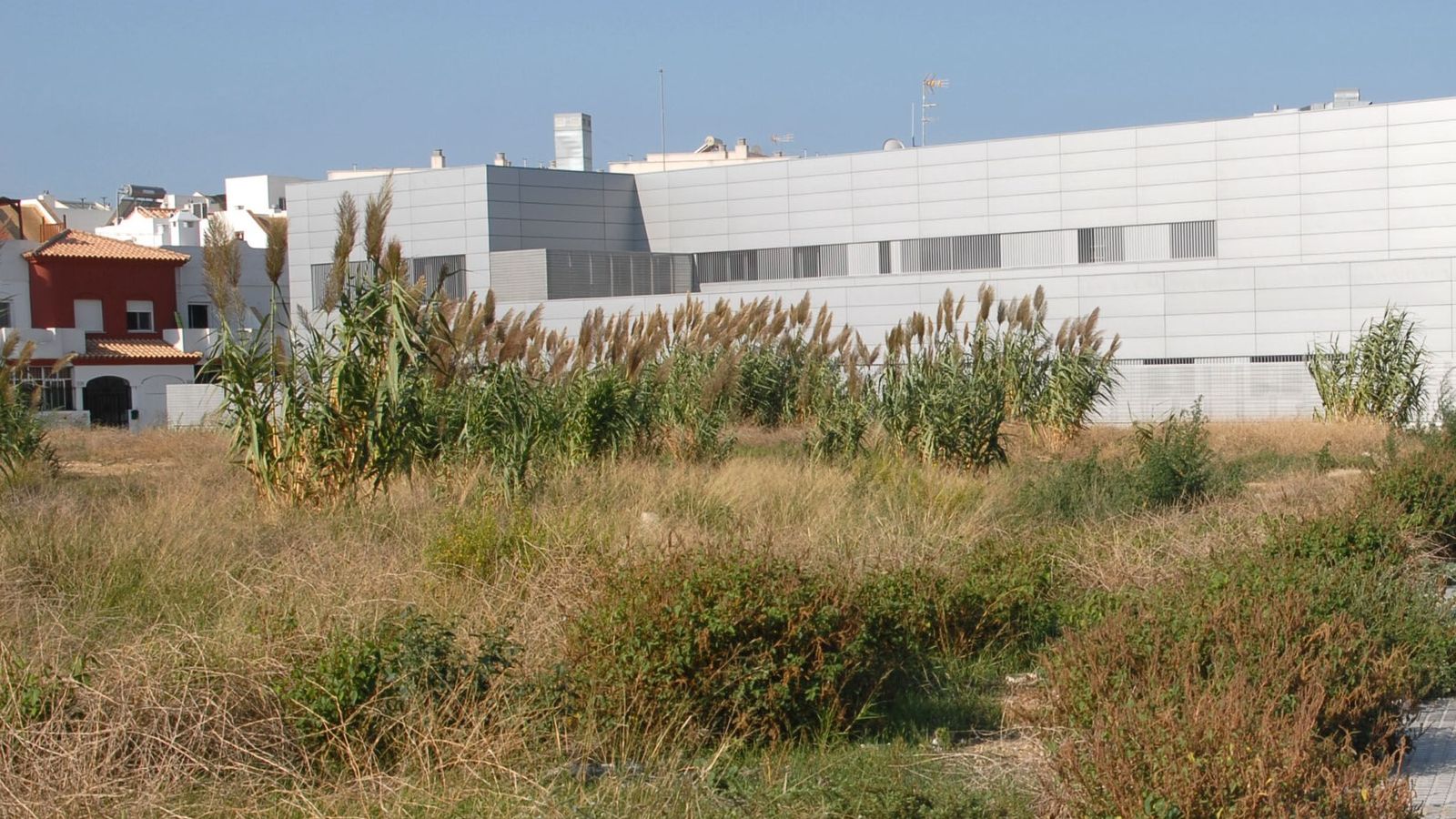 Parcela de la avenida Constitución cedida en su día para los nuevos Juzgados, donde ahora se proyecta una piscina.