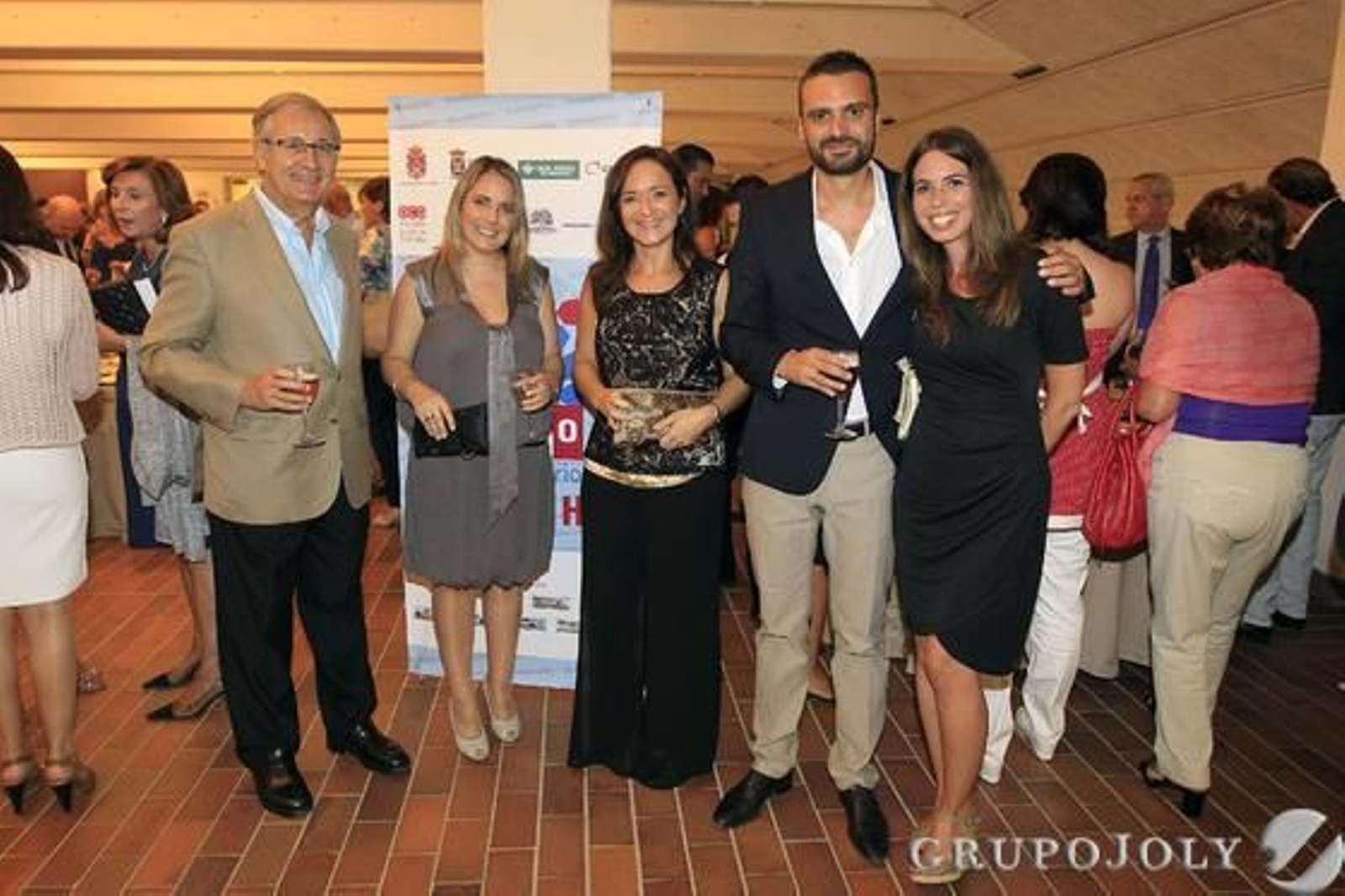 El historiador José Luis Delgado, junto con la directora de Canal Sur en Granada, Fátima Ruiz, la directora de Granada Hoy, Magdalena Trillo, el jefe de la sección de Cultura, Gonzalo Cappa, y la jefa de Local, Ana González.

Foto: Pepe Villoslada-Lucia Rivas