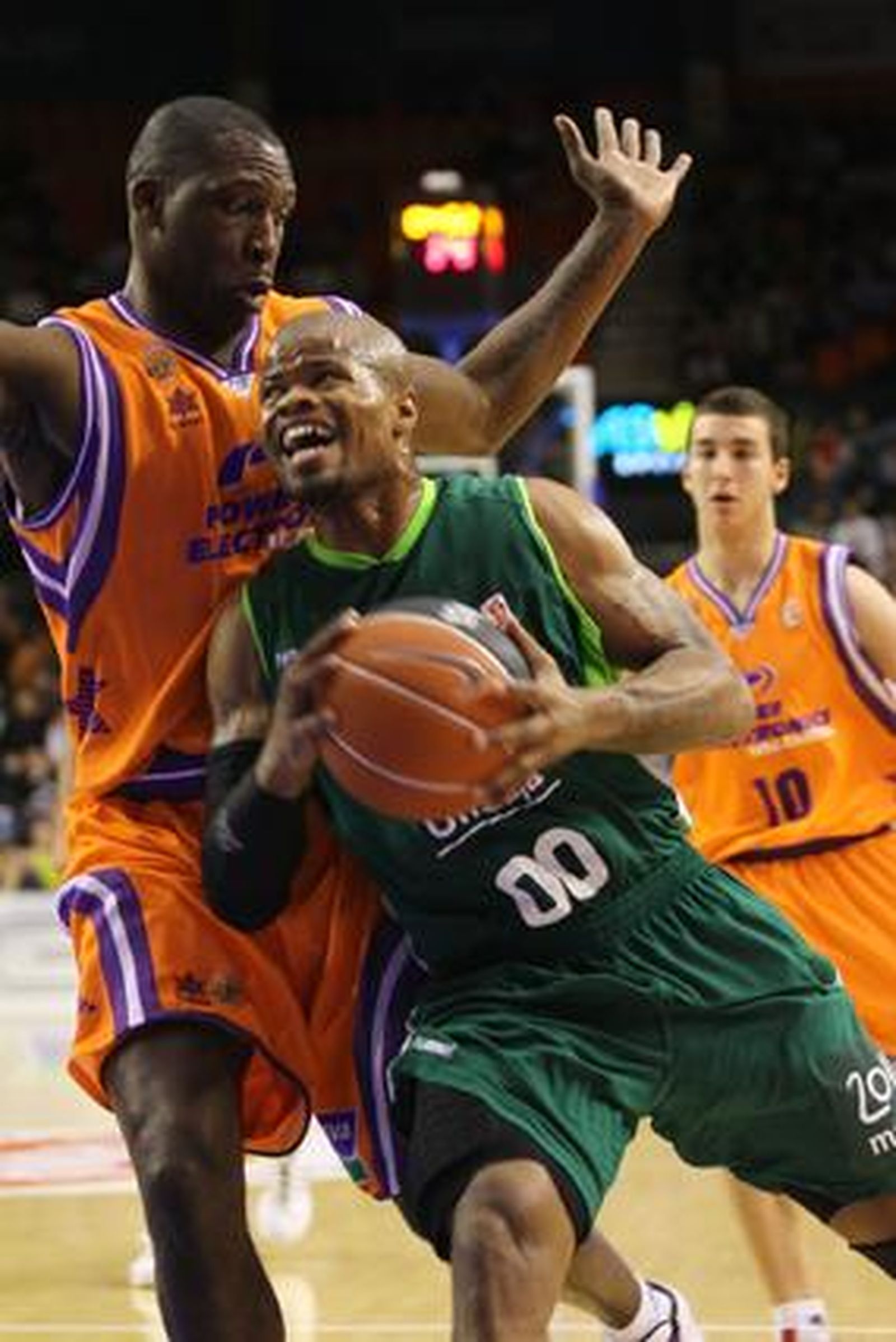 El Unicaja cae ante el Valencia lastrado por una mala primera parte. / LOF