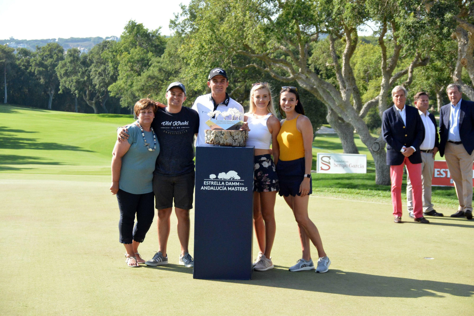 Christiaan Bezuidenhout posa con el trofeo junto a su familia en Valderrama.