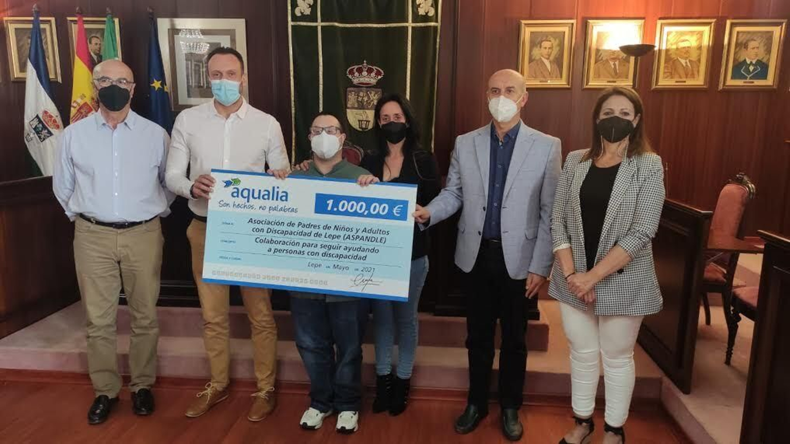 Entrega del cheque al centro  Aspandle de Lepe
