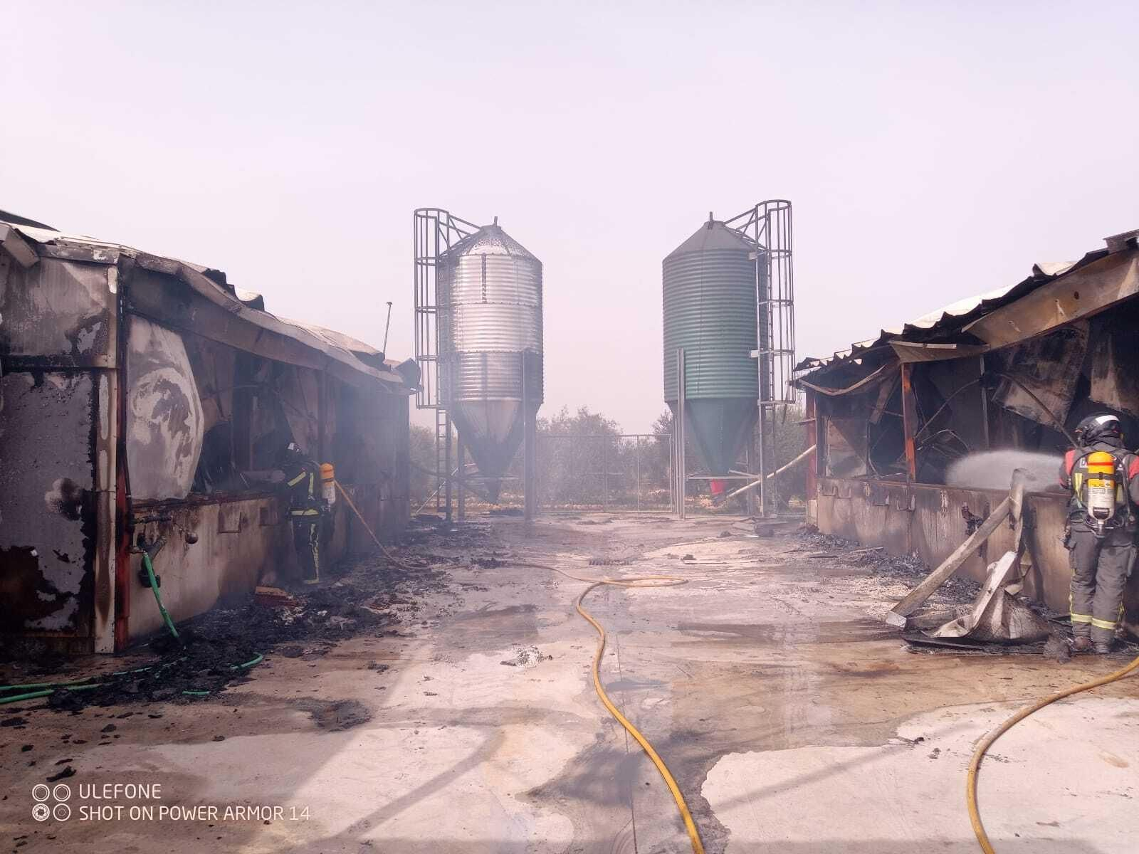 Los bomberos trabajan en las dos naves incendiadas Los bomberos trabajan en las dos naves incendiadas