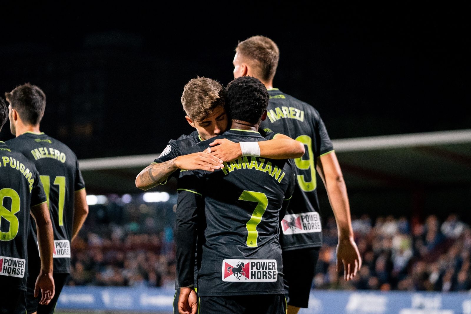 Pozo abraza a Ramazani para celebrar el gol del belga