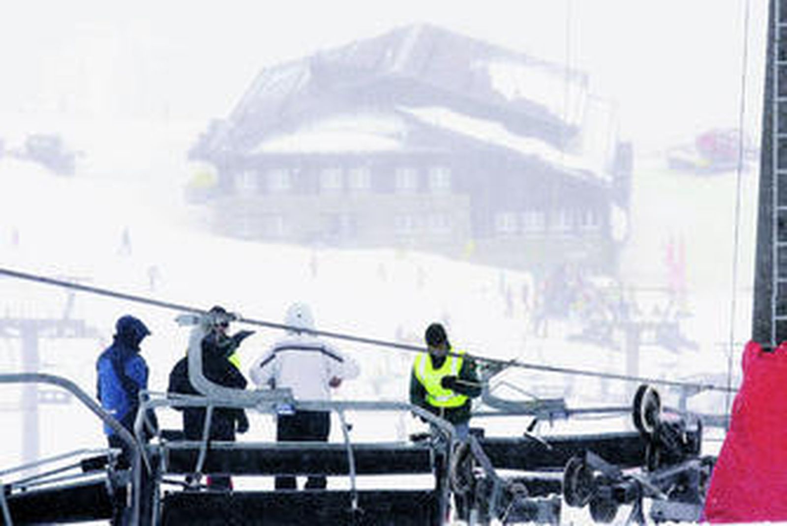 La Guardia Civil inspecciona el balancín tras el siniestro.