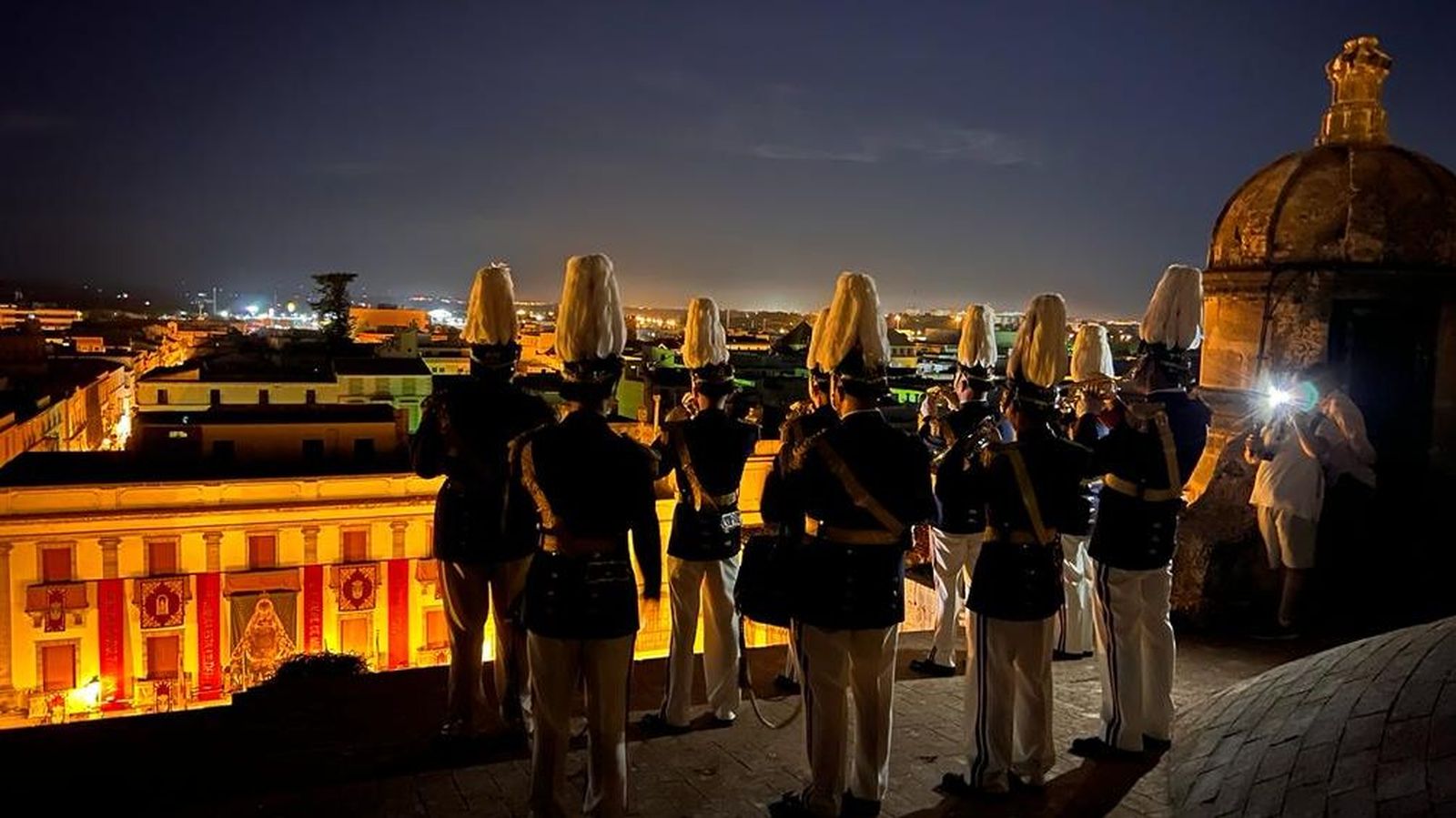 Los músicos, interpretando Los Gozos desde las cubiertas de La Prioral.
