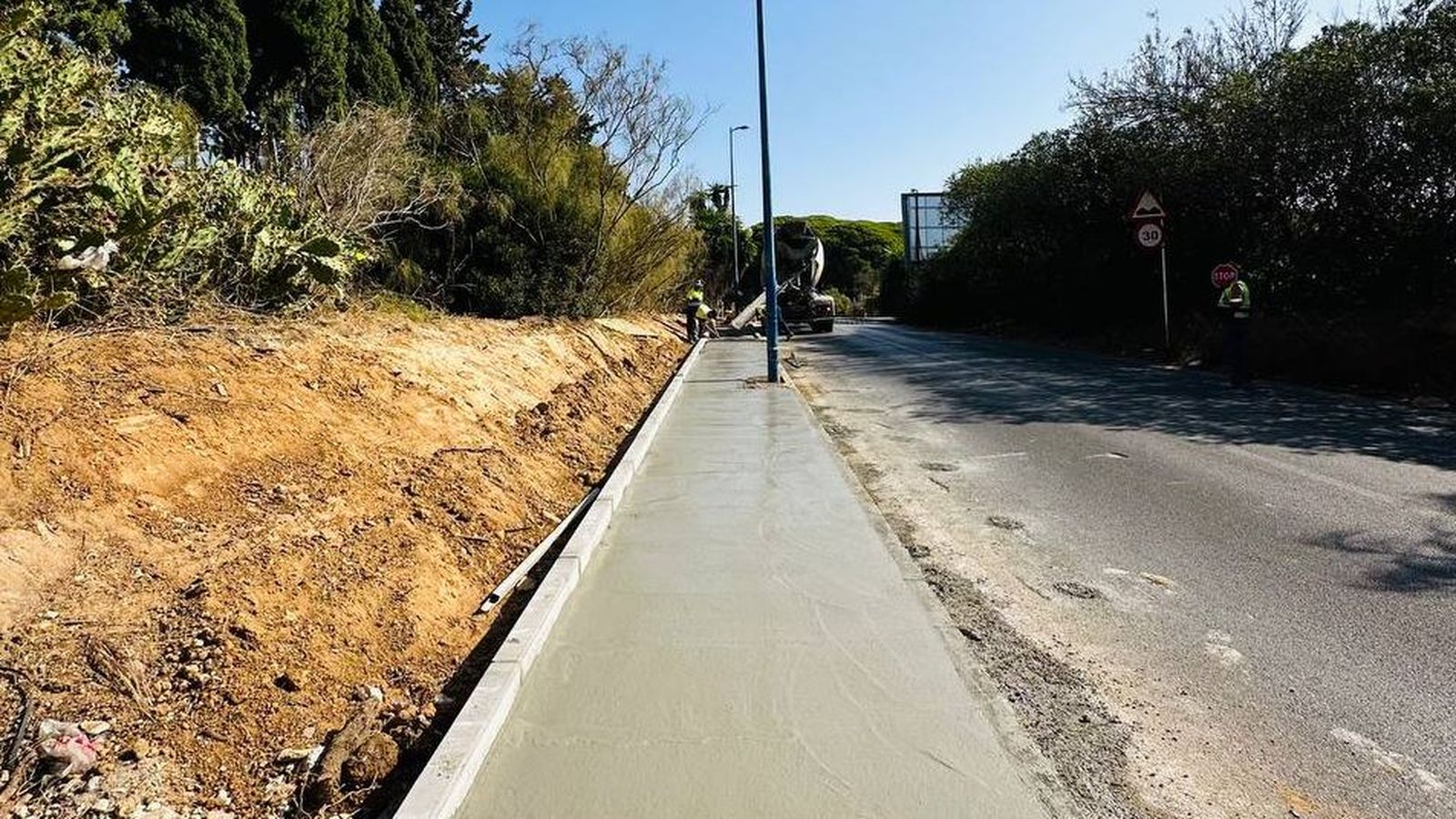La construcción de la acera para dar continuidad hasta la calle Yucas, en la Avenida de la Libertad, en la cuesta de bajada hacia Puerto Sherry.