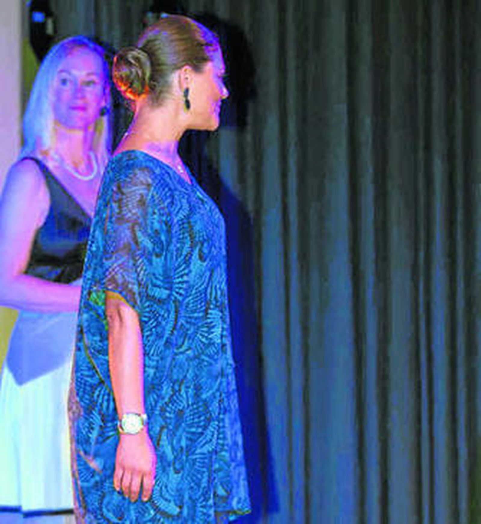 La princesa, con vestido holgado. Con barriguita, en el círculo.