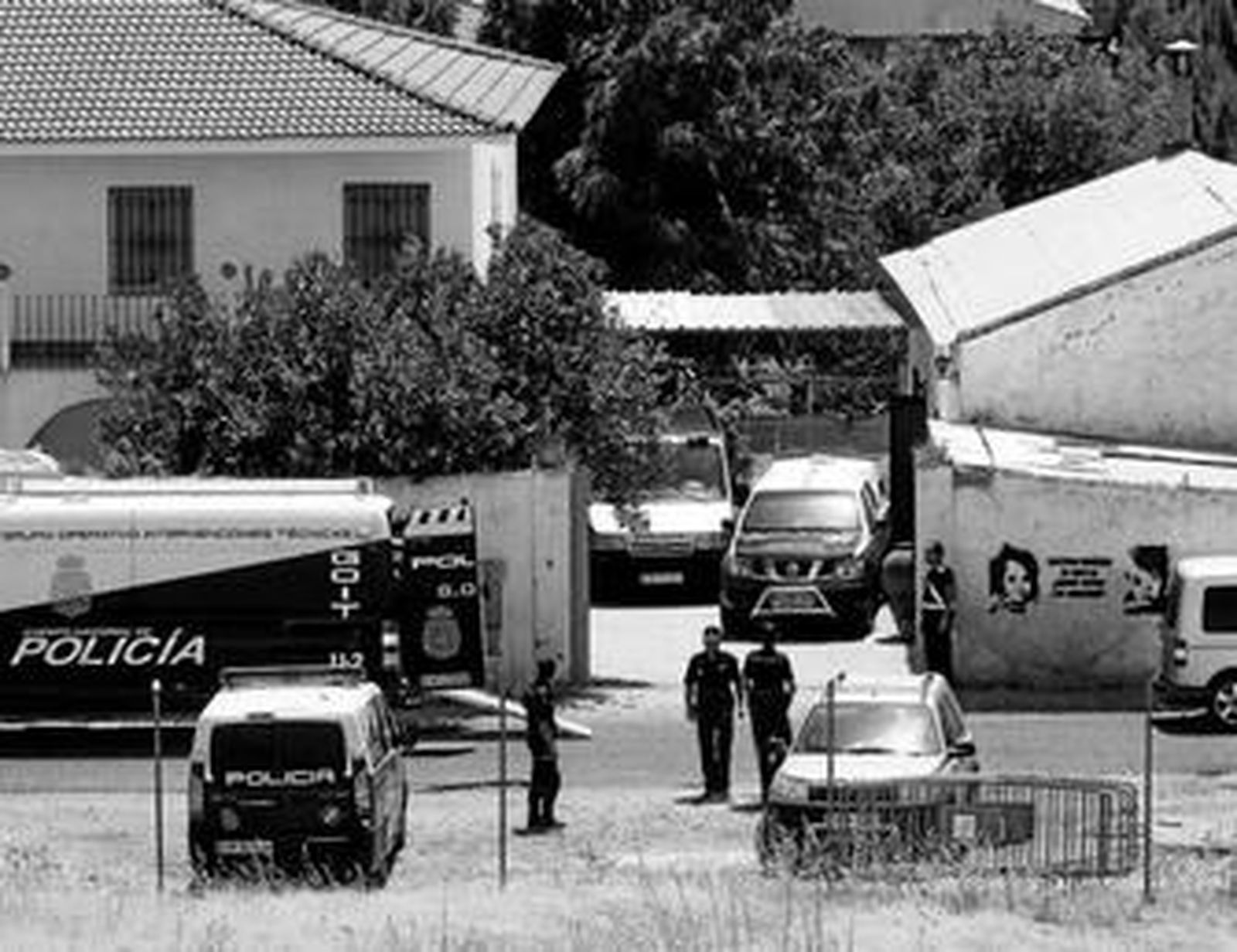 Un grupo de policías, en la parcela de Las Quemadillas, a principios de semana.